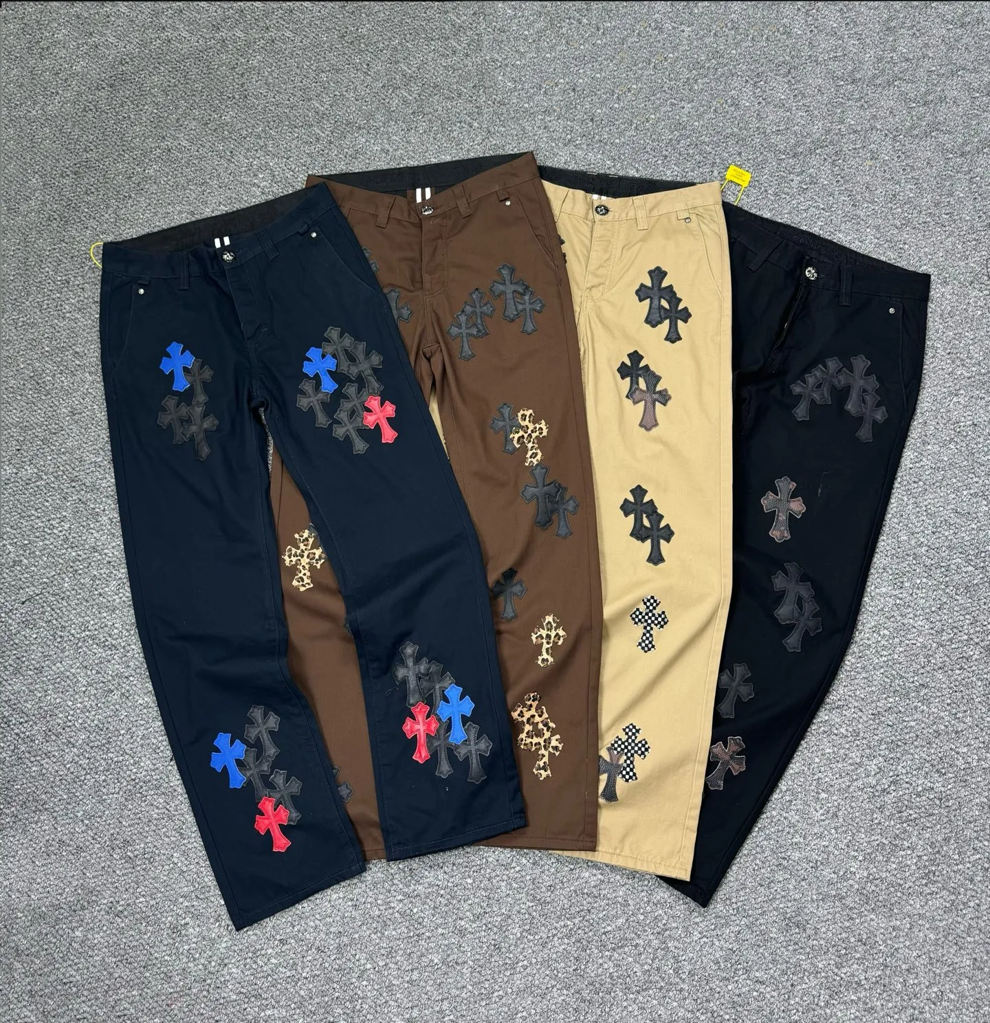 P260 model number: H852 ChromeHearts & ChromeHearts Black Basket Casual Pants Jeans Original hardware accessories washed and other hanging tags, QR code analysis is from the original factory, high degree of restoration, you are welcome to compare with a certain product ~ Three-dimensional version Loose and comfortable, not picky about body shape Make you taller and slimmer Seiko factory Original quality control Same style for men and women Can be matched with couples Versatile recommendation Necessary jeans for all seasons Hipsters have been disappointed From the quality selection of fabrics, the tailoring of details, and the matching of patterns, everything is impeccable! The upper body is so handsome when worn...it can be easily worn by men, women and children! The craftsmanship is made of heavy-duty washed pure cotton denim fabric. After washing, it is soft and thick. It is very stylish when worn on the body. Size: 28, 30, 32, 34, 36 (S-XXL) Color: Navy Blue
